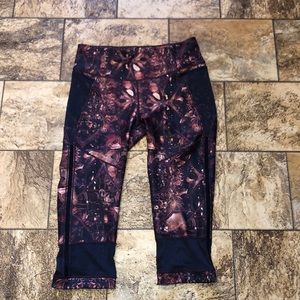 NWT Carrie Underwood Capri leggings Women’s large